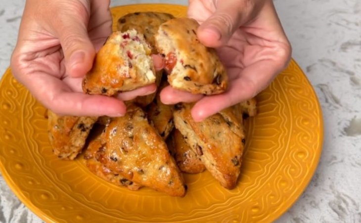 Вкусные булочки всего за 30 минут: как быстро приготовить традиционную английскую выпечку