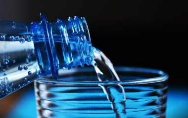 Чоловік протягом року щодня пив по 4 літри води: що сталося з його тілом