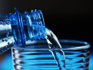 Чоловік протягом року щодня пив по 4 літри води: що сталося з його тілом