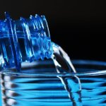 Чоловік протягом року щодня пив по 4 літри води: що сталося з його тілом
