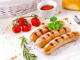 Рецепт невероятных домашних куриных сосисок с сыром