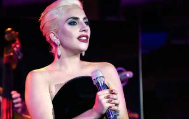 Никакого эпатажа: Леди Гага продемонстрировала стильный наряд и стройную фигуру 