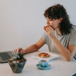 Эти продукты заставляют вас больше есть и набирать вес