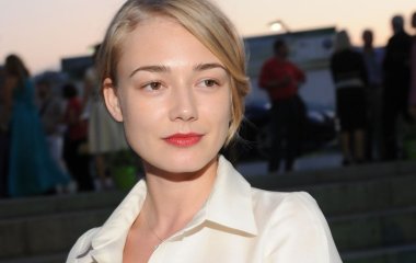 Оксана Акиньшина вышла в свет в костюме цвета марсала