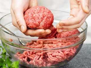 Щоб котлет вийшло більше, додайте до фаршу цей продукт: вони будуть соковитими, пухкими та смачними