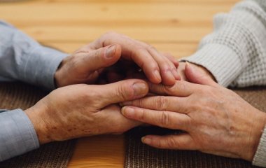 Літнє подружжя стрибнуло зі скелі, тримаючись за руки: що було в їхній передсмертній записці (фото)