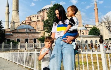 Джамала восхитила редкими кадрами двух заметно подросших сыновей-красавцев в вышиванках