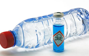 Експерт пояснив, чому не можна зберігати воду у пластикових пляшках