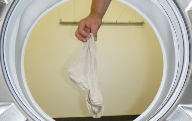 Чому після прання речі мають затхлий запах: обов’язково робіть це — і машинка виконуватиме свої функції ідеально