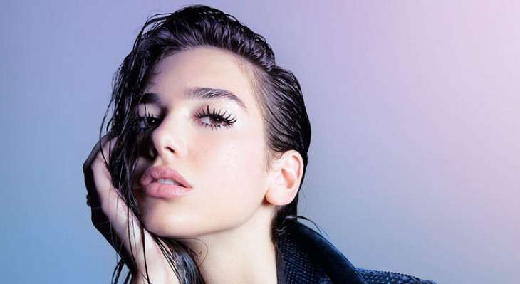 Дуа Липа удивила своим эффектным появлением на красной дорожке в Лондоне