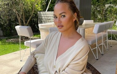 Крисси Тейген призналась, что до сих пор не отошла после потери ребенка спустя год после выкидыша