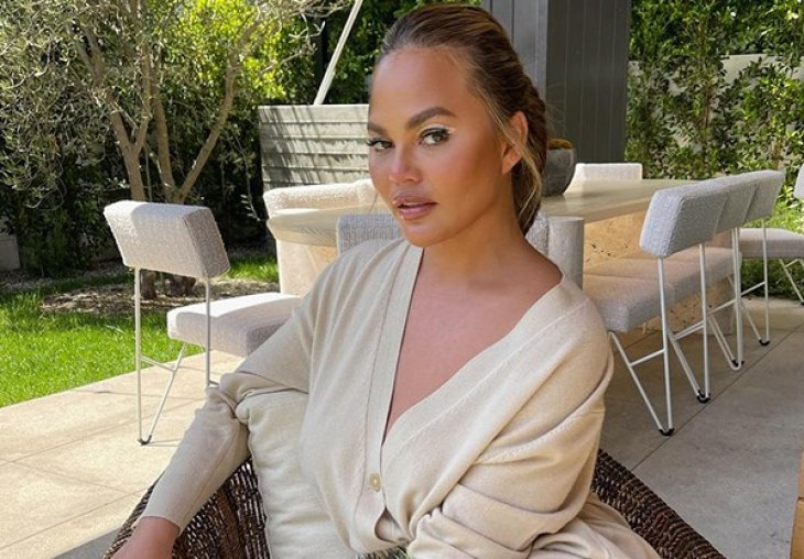 Крисси Тейген призналась, что до сих пор не отошла после потери ребенка спустя год после выкидыша