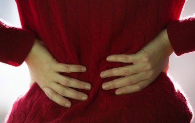 Невролог пояснив відмінності болю в нирках та попереку
