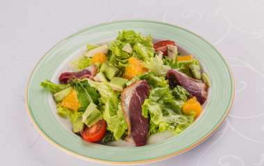 Салат с копченой утиной грудкой