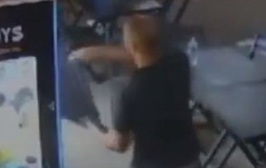 Розлючений чоловік розтрощив автомат з іграшками, бо не зміг схопити плюшевого ведмедика