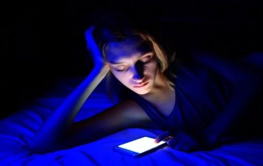 Світло від екранів прискорює старіння, заявили вчені.