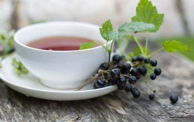 Чому лише ромашковий, готуємо корисний чай зі смородини