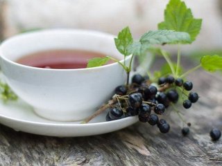 Чому лише ромашковий, готуємо корисний чай зі смородини
