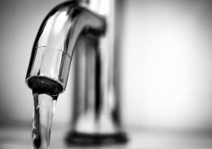 Медики раскрыли опасность питья воды из-под крана