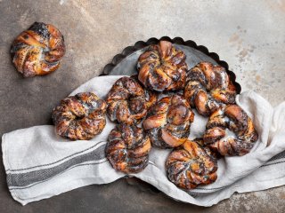 Булочки с маком и глазурью: рецепт вкуснейшей выпечки на выходные