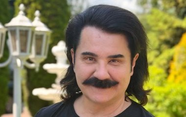 Павло Зібров показав свій город біля заміського маєтку і як збирає перший урожай: 