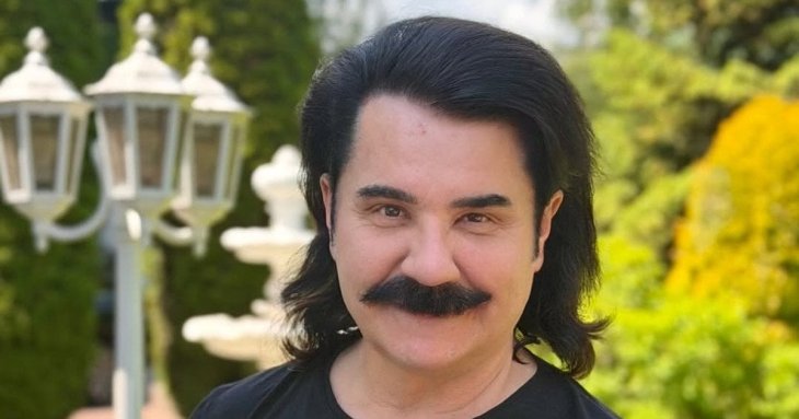 Павло Зібров показав свій город біля заміського маєтку і як збирає перший урожай: 