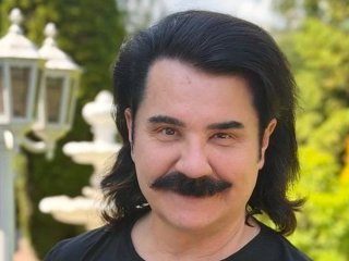 Павло Зібров показав свій город біля заміського маєтку і як збирає перший урожай: 