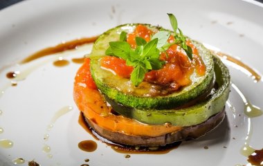 Кабачки, запеченные с курицей: вкусное блюдо на обед