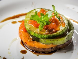 Кабачки, запеченные с курицей: вкусное блюдо на обед