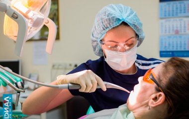 Стоматолог розповів, чи може домашнє чищення зубів замінити професійну