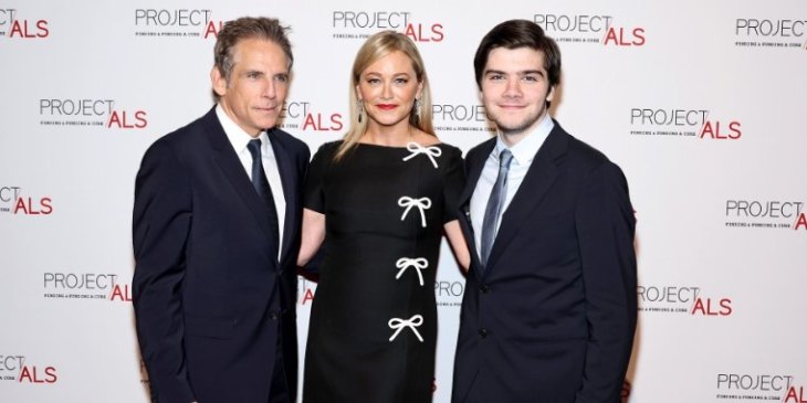 Бен Стиллер вышел на красную дорожку с женой и сыном (фото)