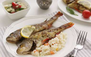 Жареный морской окунь под апельсиново-имбирным соком