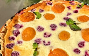 Яскраво і смачно: рецепт тарти з ягодами та фруктами