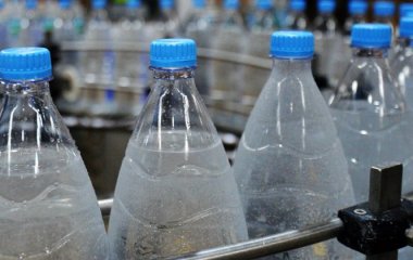 Експерт пояснив, чому не можна довго зберігати воду у пластиковій пляшці