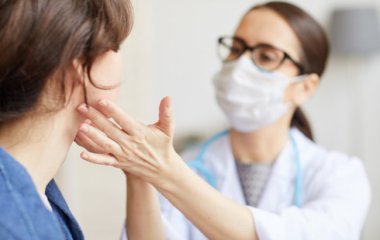 Виявити рак до першої стадії: Лікар назвала ранній симптом у роті