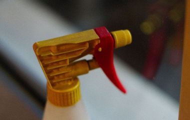 Навіщо розпилювати оцет на терасі: простий спосіб відлякати павуків