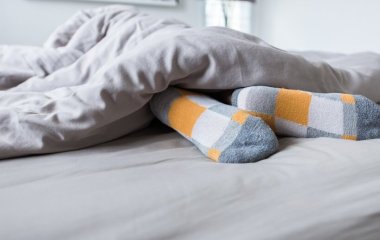 Почему вредно спать в носках: медики назвали ТОП-5 причин