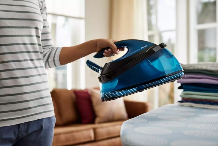 Как погладить одежду без использования утюга: просто распылите это средство на вещи