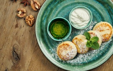 С зеленью, сыром и томатами: 3 способа приготовить вкусные несладкие сырники