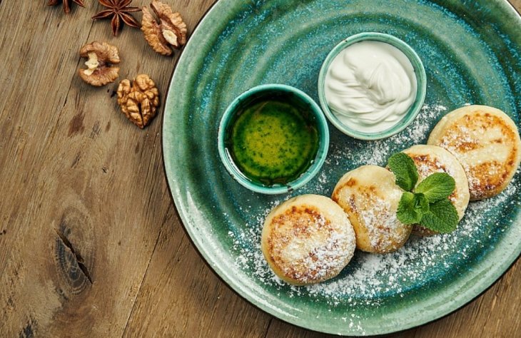 С зеленью, сыром и томатами: 3 способа приготовить вкусные несладкие сырники