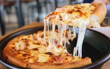 Забудете о доставке и духовке: рецепт вкусной пиццы на сковороде за 10 минут