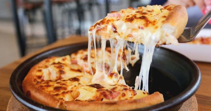 Забудете о доставке и духовке: рецепт вкусной пиццы на сковороде за 10 минут