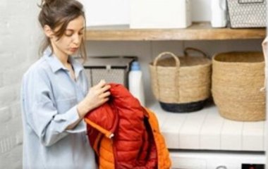 Зима близко: как постирать пуховик, чтобы наполнитель остался на месте и не было разводов на ткани