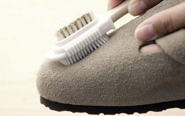 Як почистити замшеве взуття в домашніх умовах: прості способи від різних плям