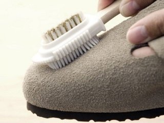 Як почистити замшеве взуття в домашніх умовах: прості способи від різних плям