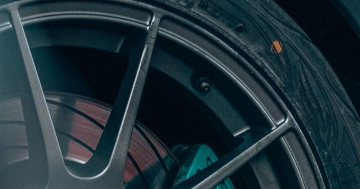 Що означають червоні та жовті кружечки на шинах автомобіля