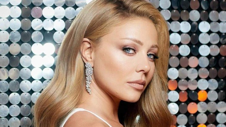 Ненакрашенная Тина Кароль засветила пышный бюст в кофточке без лифа 