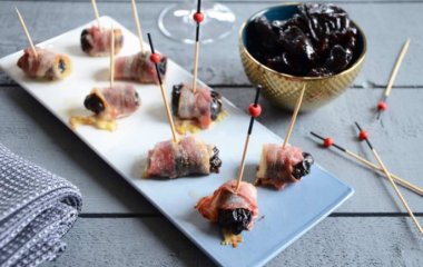 Рулетики с черносливом и копченой грудинкой