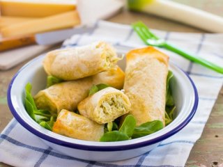 Блинчики с луком-порей и сыром