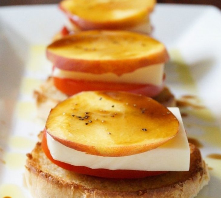 Рецепт брускетты. Персики, томаты и моцарелла